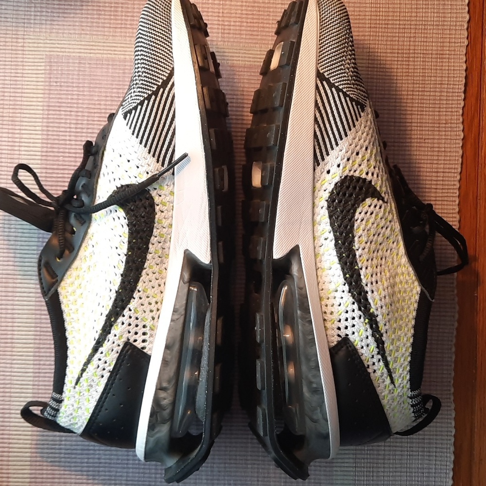 NIKE Flynit Sneakers